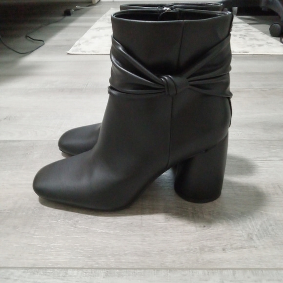Shoes - Brand new black woman's size 6 ankle boots